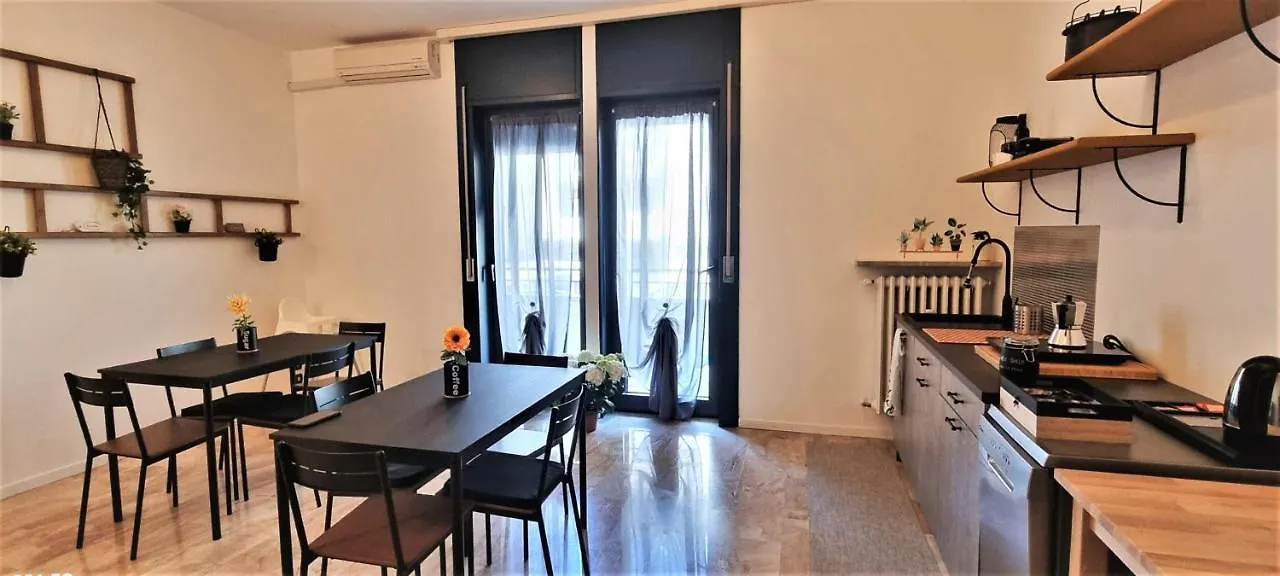 Guesthouse Tree Rooms Industrial Bérgamo 0*,