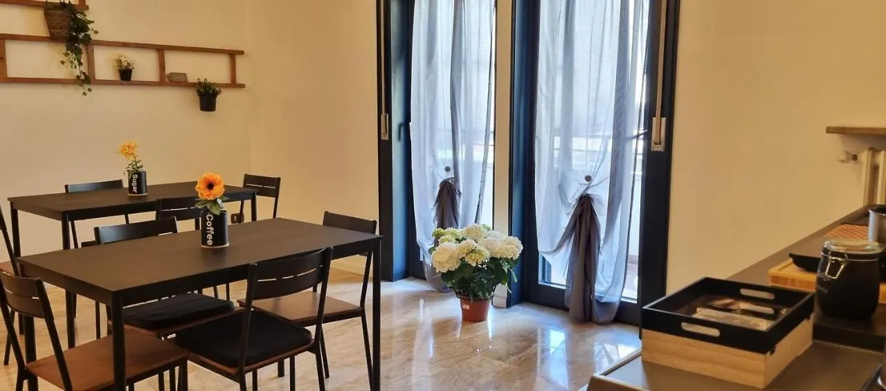 Guesthouse Tree Rooms Industrial 베르가모 0*,  이탈리아